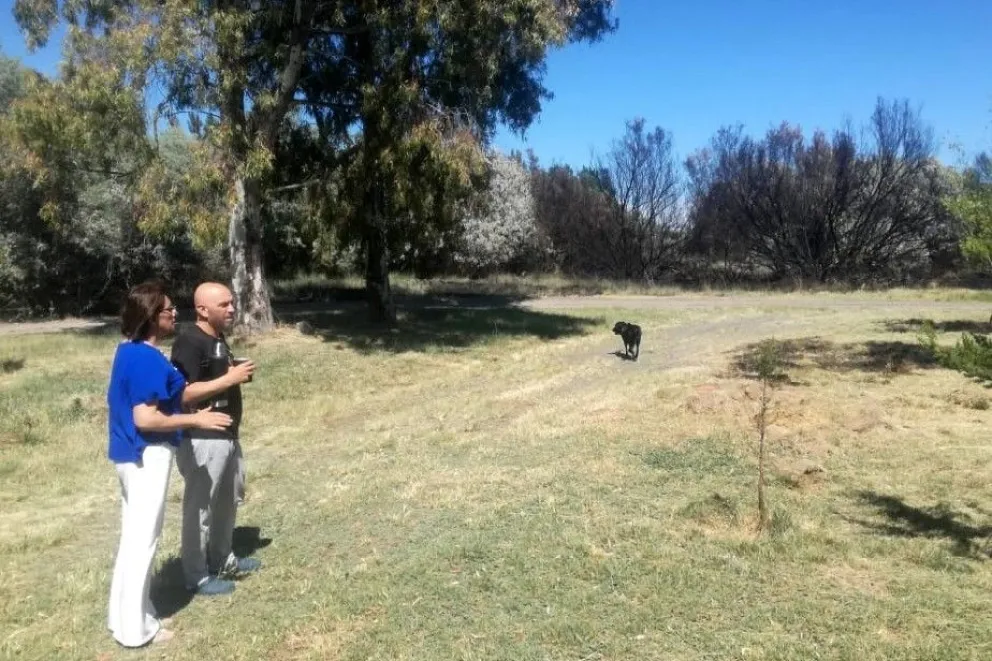 Silva visitó la ESFA tras el incendio en un campo cercano