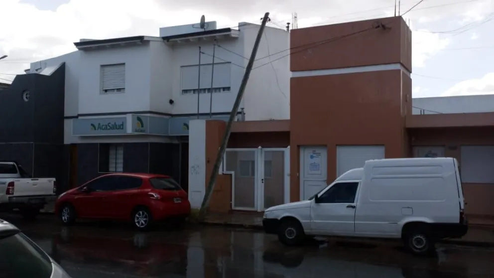 Se cayó un poste en la calle Gallardo