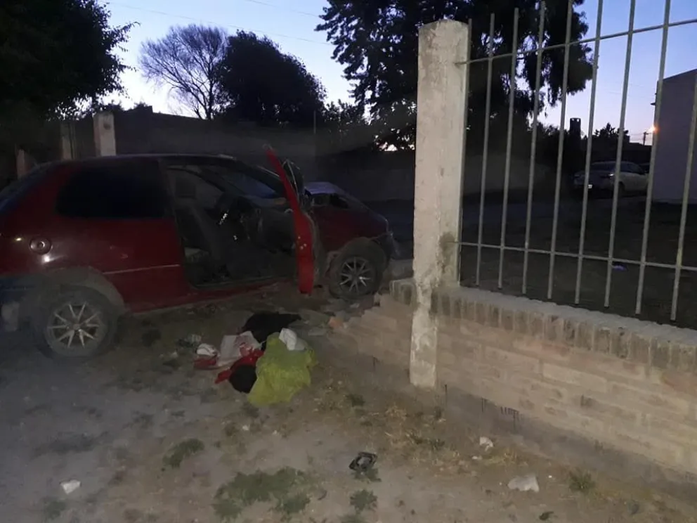 Un automovilista chocó contra el paredón de una iglesia