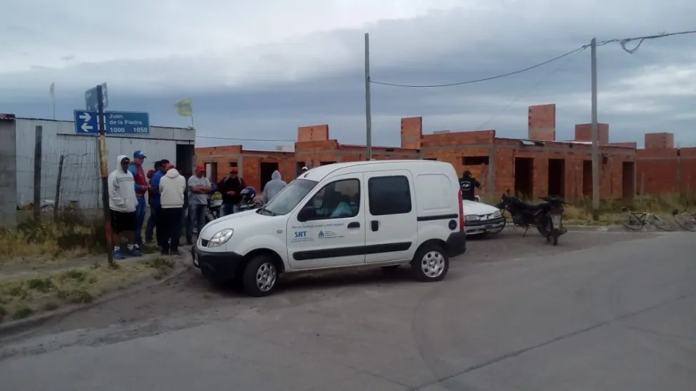Los obreros de las 53 viviendas se consideraron despedidos