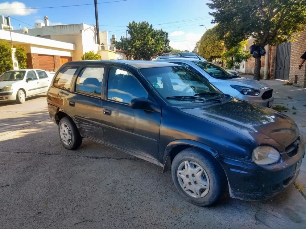 Fueron a robar, golpearon a un hombre y chocaron a un patrullero