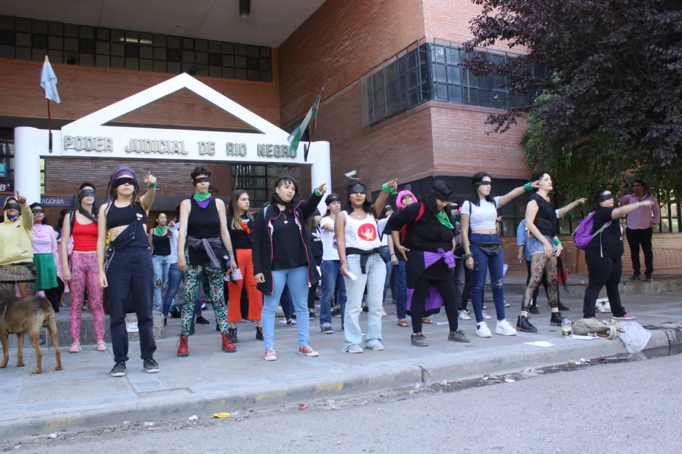 Mujeres cantaron el nuevo himno feminista frente a la Justicia