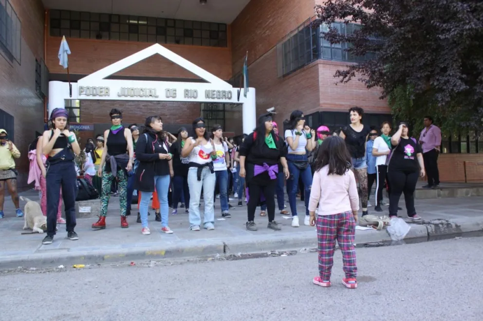 Fotos del himno feminista cantado frente al Poder Judicial