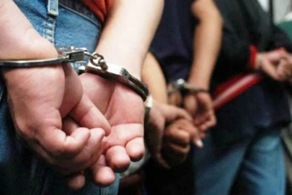 Un productor halló a tres ladrones en su chacra y los apresaron