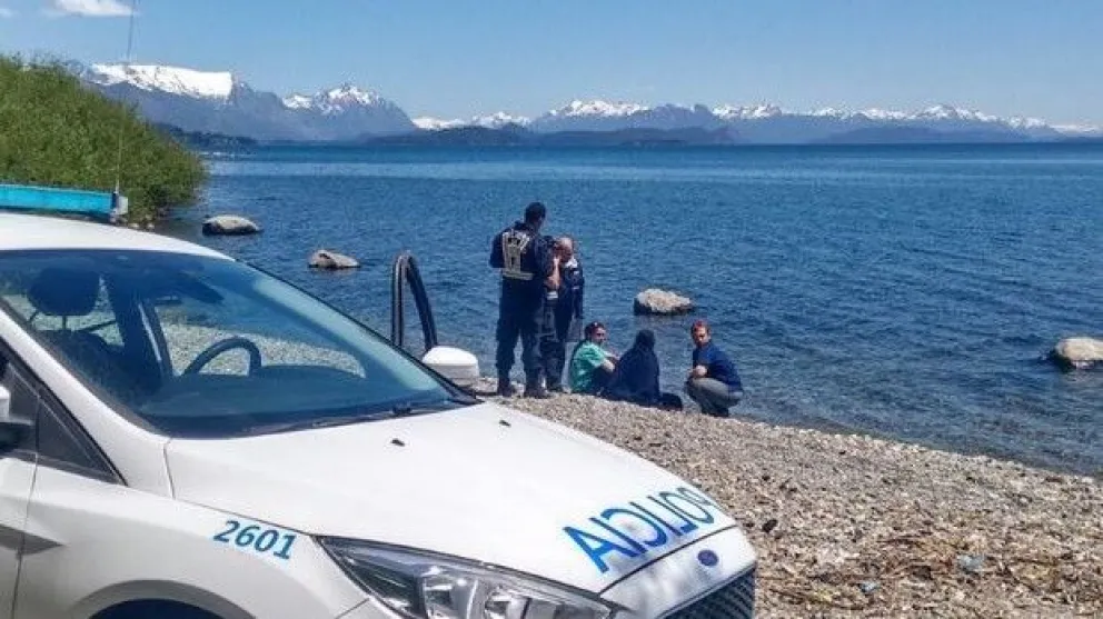 Policías rescataron a tres kayakistas
