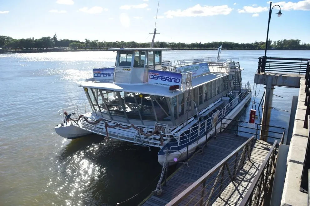 Trabajan para que el catamarán salga del muelle maragato