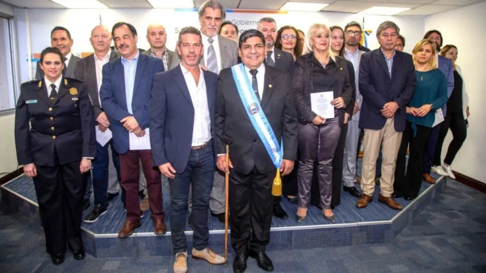 Gobernará una semana, pero gastó $450 mil en su bastón de mando