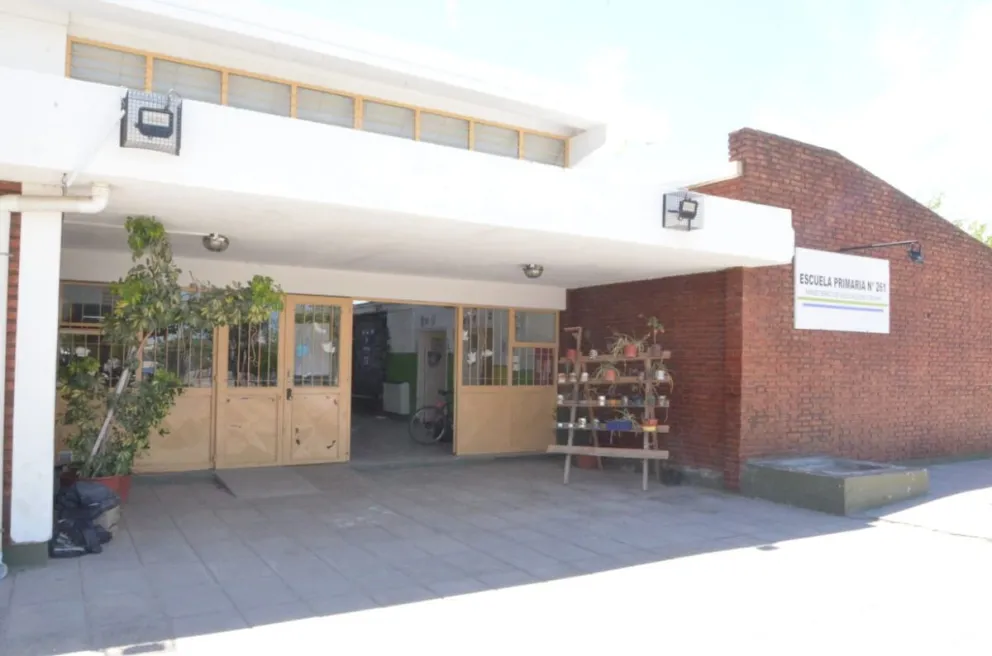 Explosión y susto en la Escuela Primaria 261: un portero herido