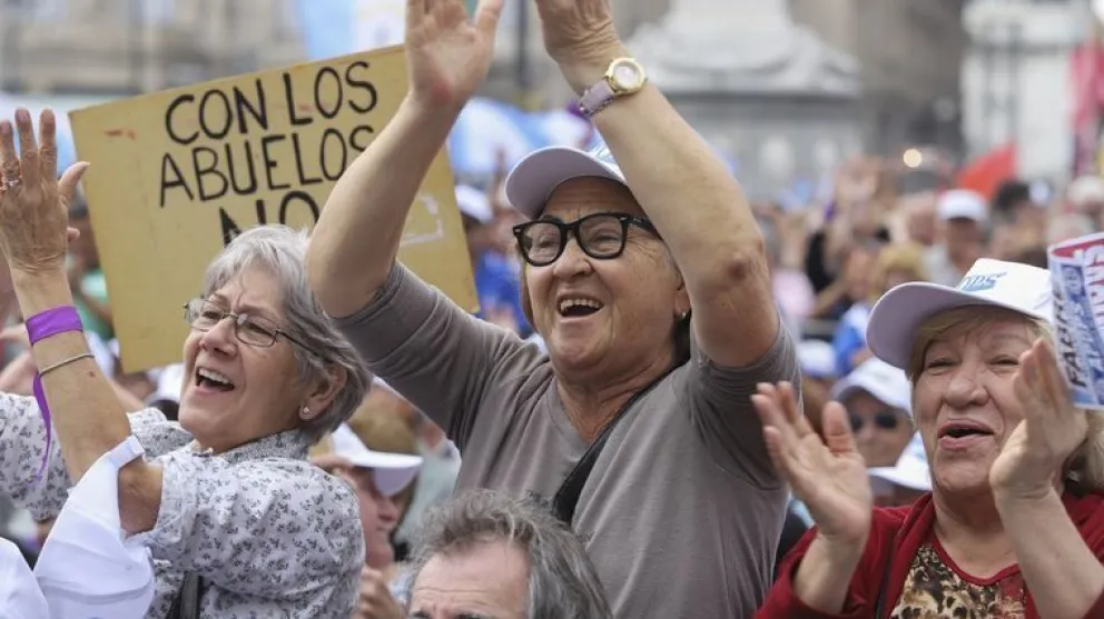 Jubilados que cobren la mínima recibirán bonos de $5.000 en diciembre y enero