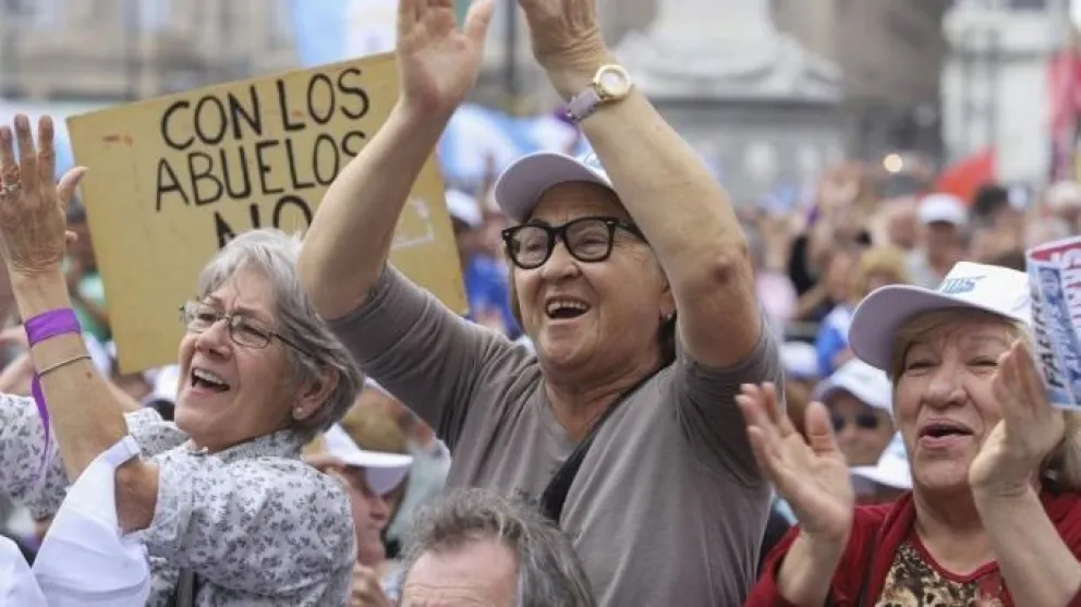 Gobierno adelantó la fecha de pago del bono para jubilados