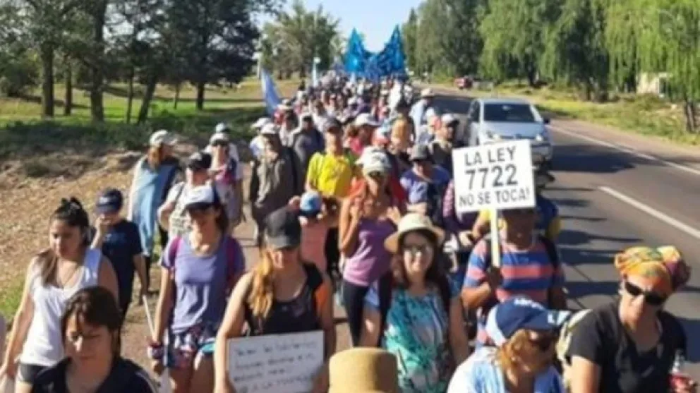 Ambientalistas marchan contra una ley que habilita el uso de químicos