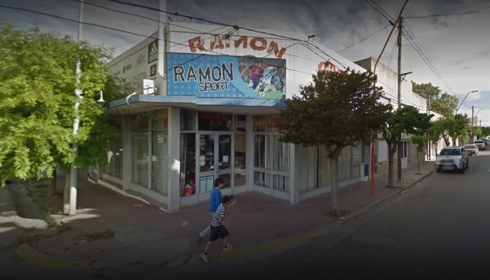 Robó un par de zapatillas y acabó esposado