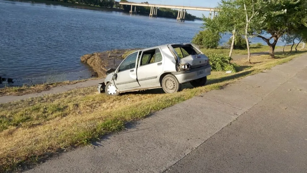 Chocó un auto y casi termina adentro del río