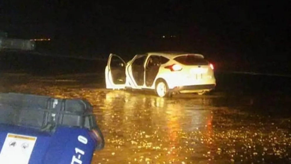 Se le encajó el auto, lo rescataron y deberá pagar una multa