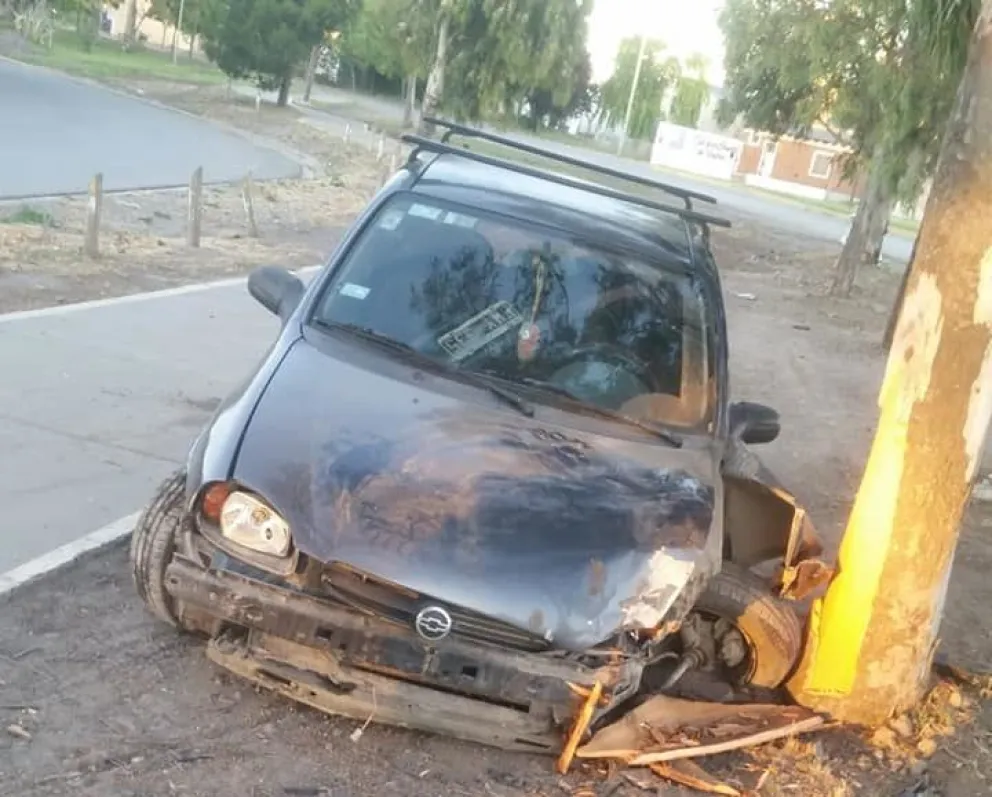 Un auto chocó frente a la rotonda Malvinas