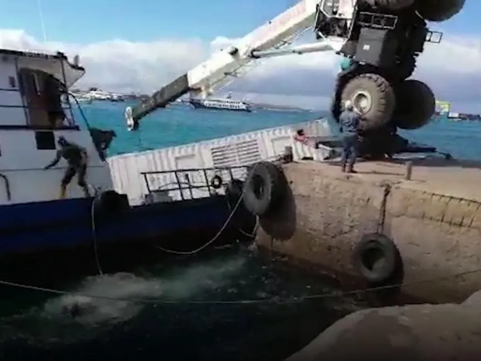 Colapsó una grúa, hundió un barco con combustible y provocó un derrame