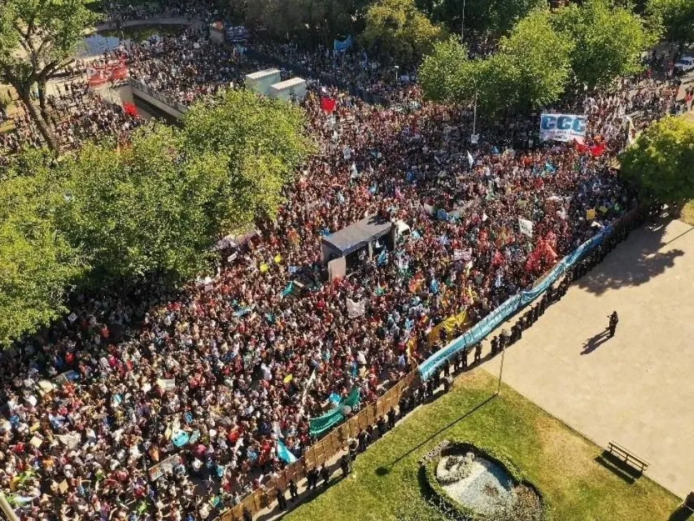 Multitudinaria marcha tras el freno a la nueva ley de minería