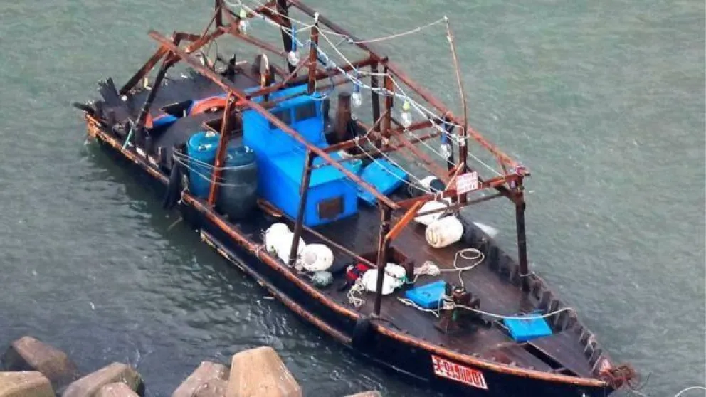 Un barco con restos humanos en las costas de Japón