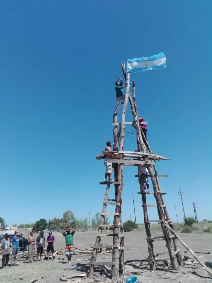 Finalmente se hace la quema del muñeco en el Santa Clara