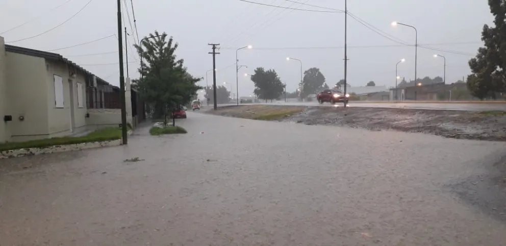 Hay varios anegamientos de calles por la lluvia