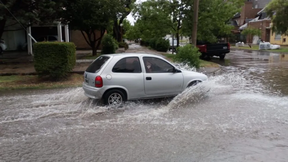Autos convertidos en botes por la lluvia