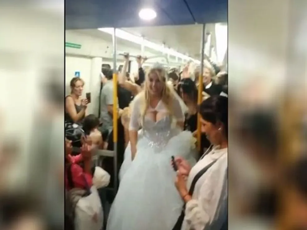 Se casaron y celebraron a pura cumbia en un tren de línea