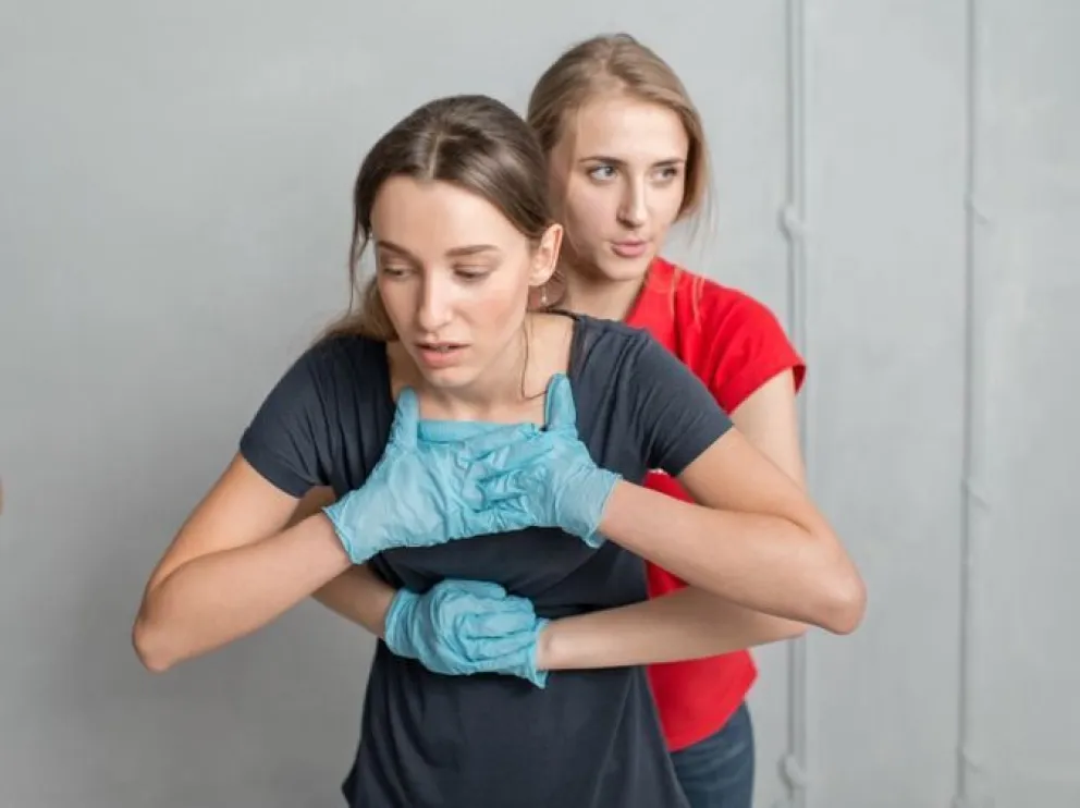 Maniobra de Heimlich: para salvar la vida a una persona atragantada