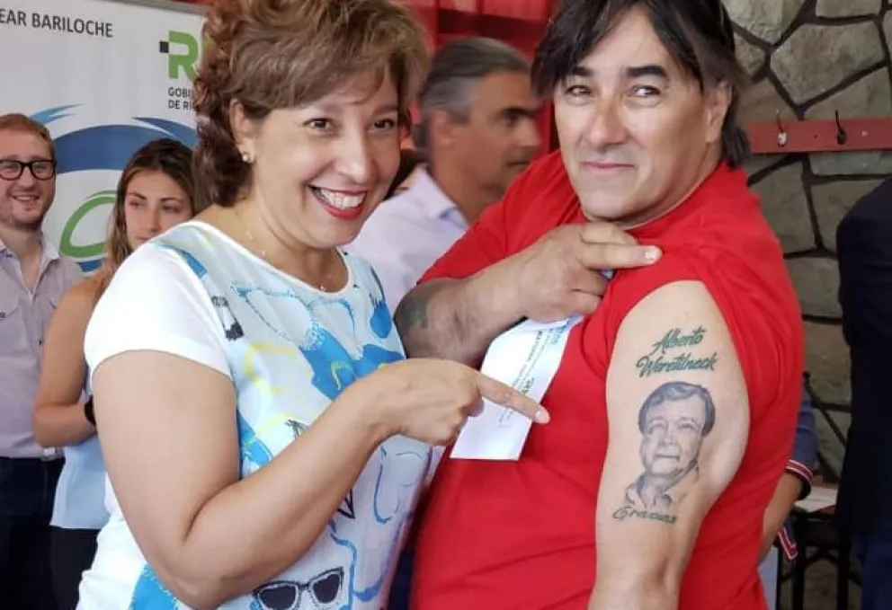 Se tatuó la imagen del ex gobernador Alberto Weretilneck