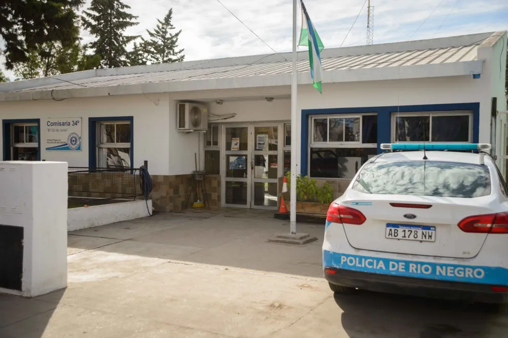 Un ladrón saltó entre los techos de varias casas y fue detenido