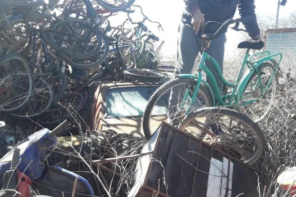 Jóvenes con problemas de violencia y consumo reciclan bicicletas