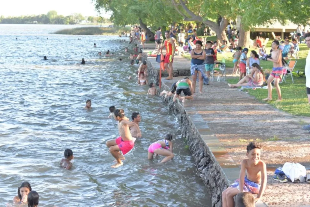 La costanera viedmense estuvo copada de familias