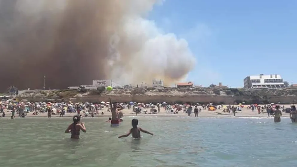 El incendio que afecta a Las Grutas es visible desde la playa