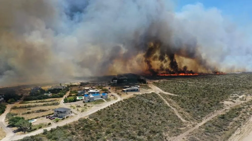 Tras dos días de angustia,logran controlar el fuego en Las Grutas