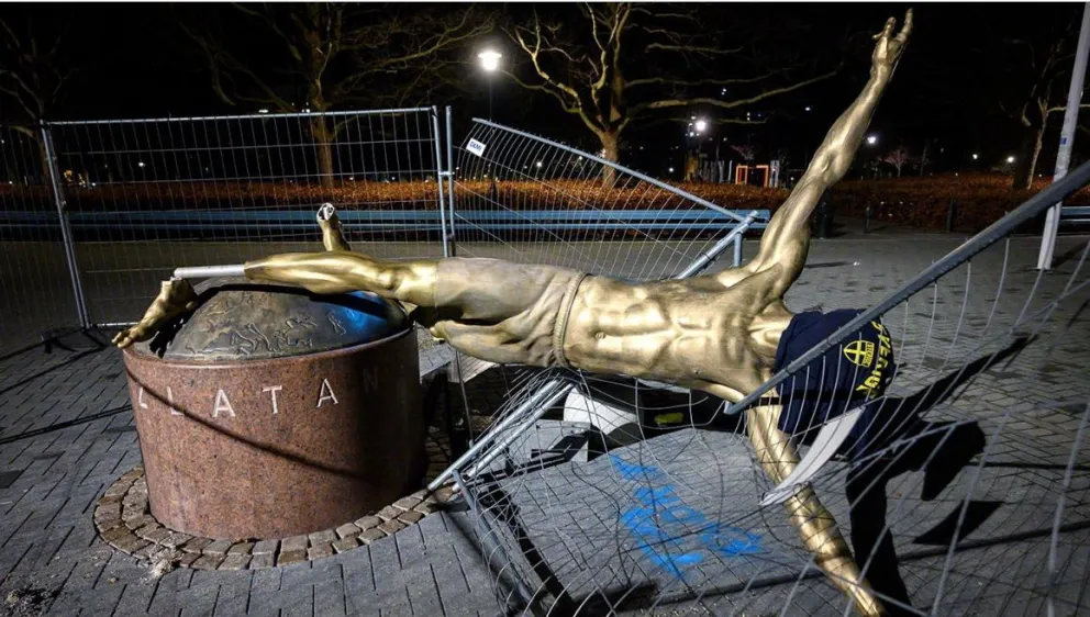 Derribaron la estatua de Ibrahimovic
