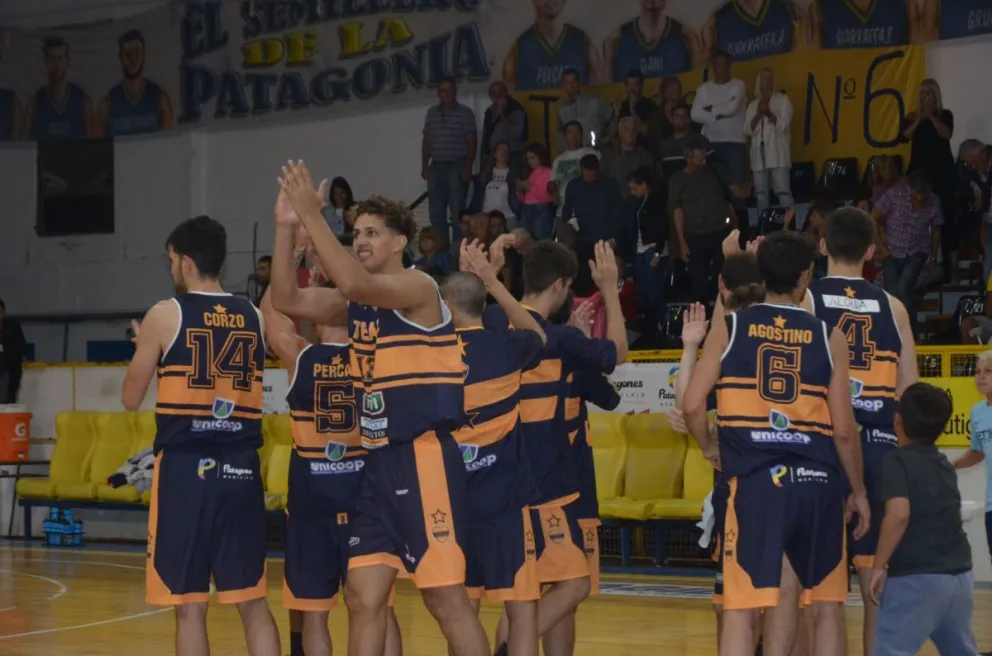 Atenas se quedó con el primer juego del año