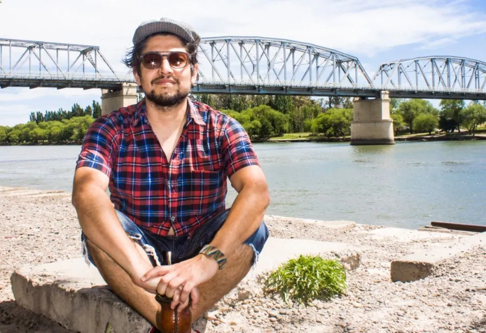 Pocho León: cantautor viedmense que lleva al río en sus historias