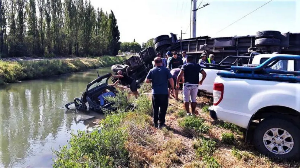 Murieron dos personas en un accidente entre un camión y un auto