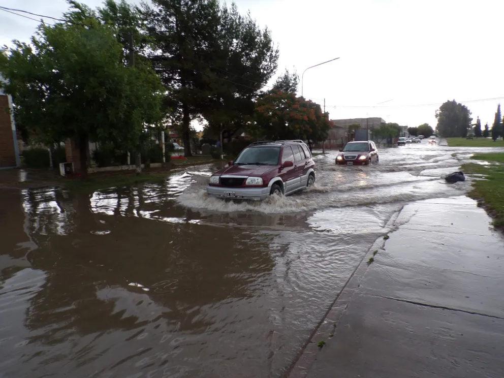 Fuerte lluvia y viejos problemas: anegamientos por todos lados