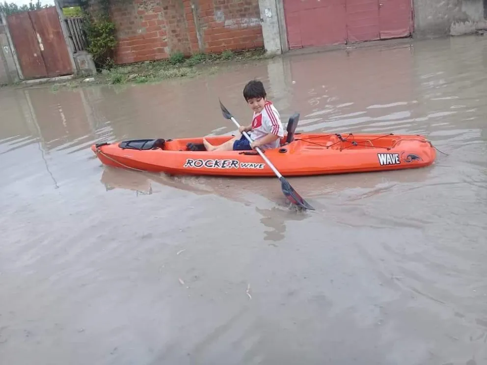 Navegaron en kayak en el barrio Lavalle