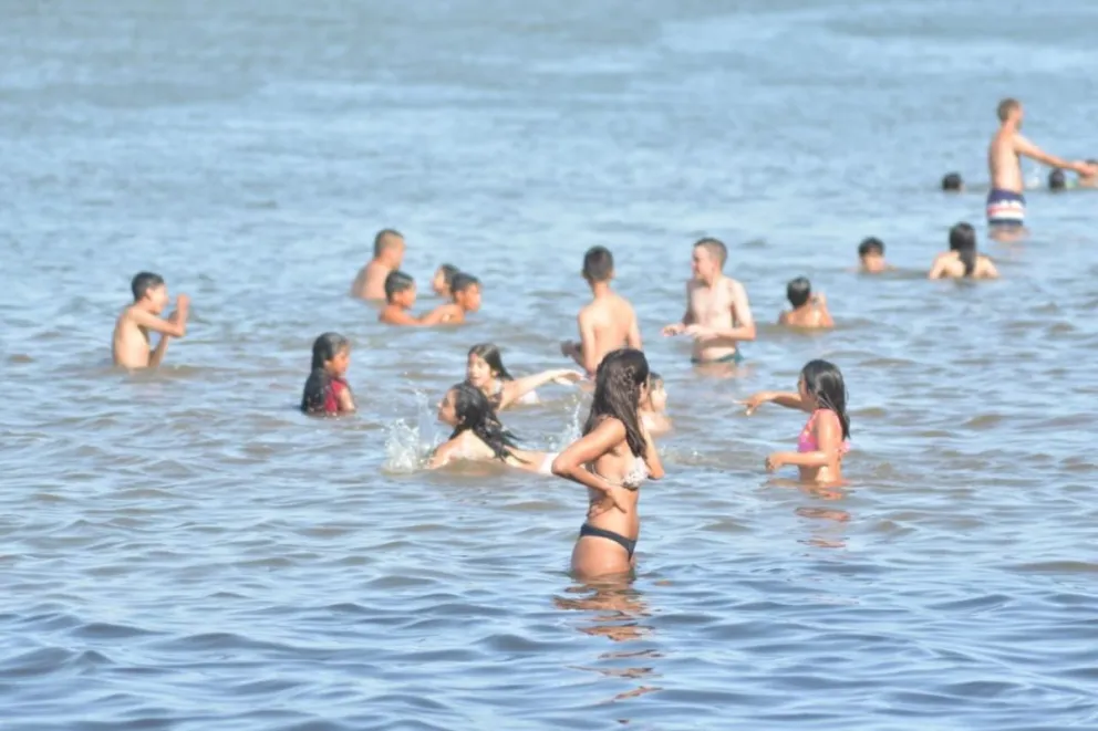 Cientos de vecinos se divirtieron en el agua del río y la costa