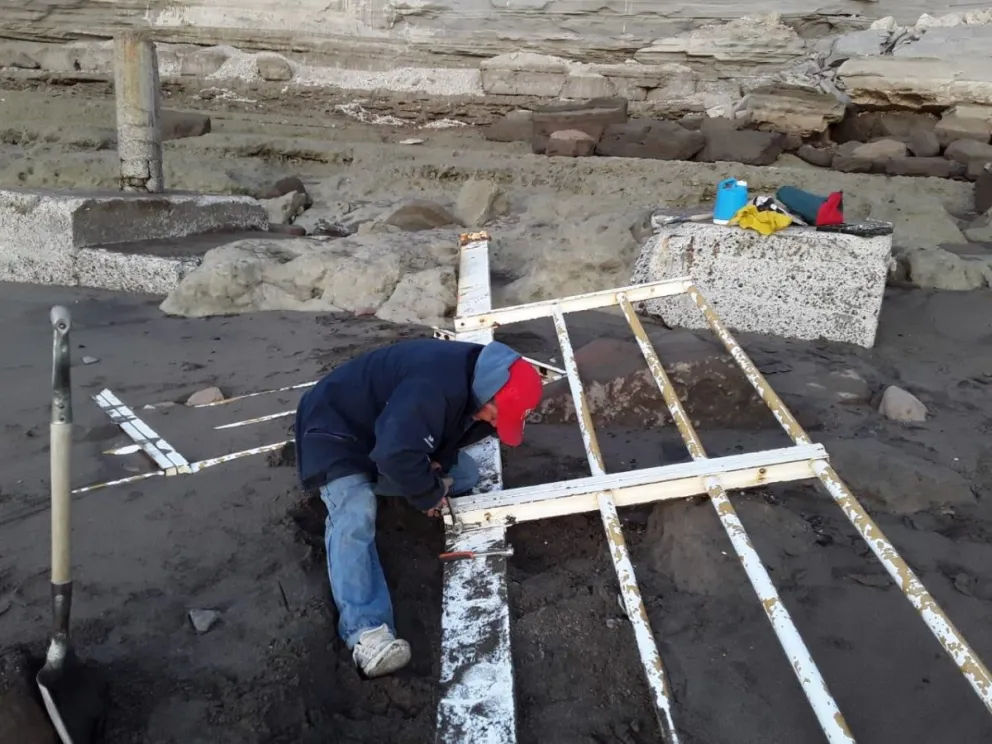 Retiran restos de hormigón y de hierros de la playa de El Espigón