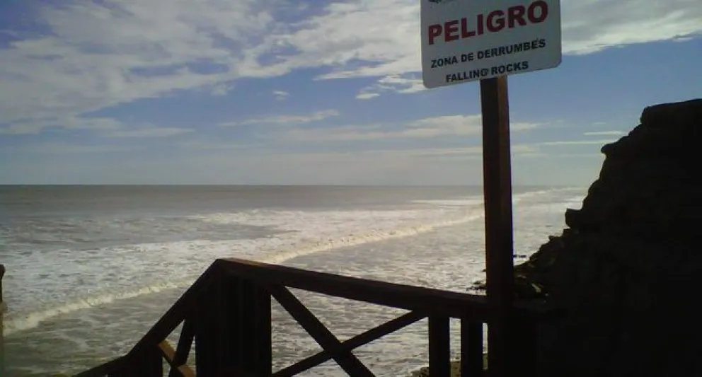 Los restos del derrumbe ocuparon 10 metros, del acantilado al mar