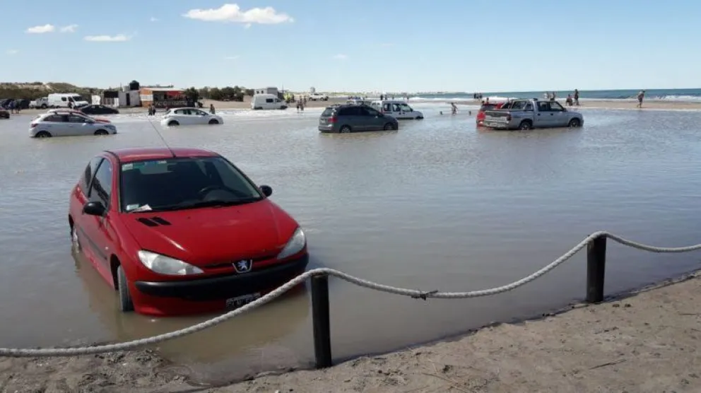 Piedras Coloradas: Una veintena de autos quedaron bajo agua
