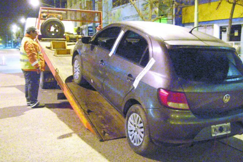 Robaron una camioneta usando una grúa