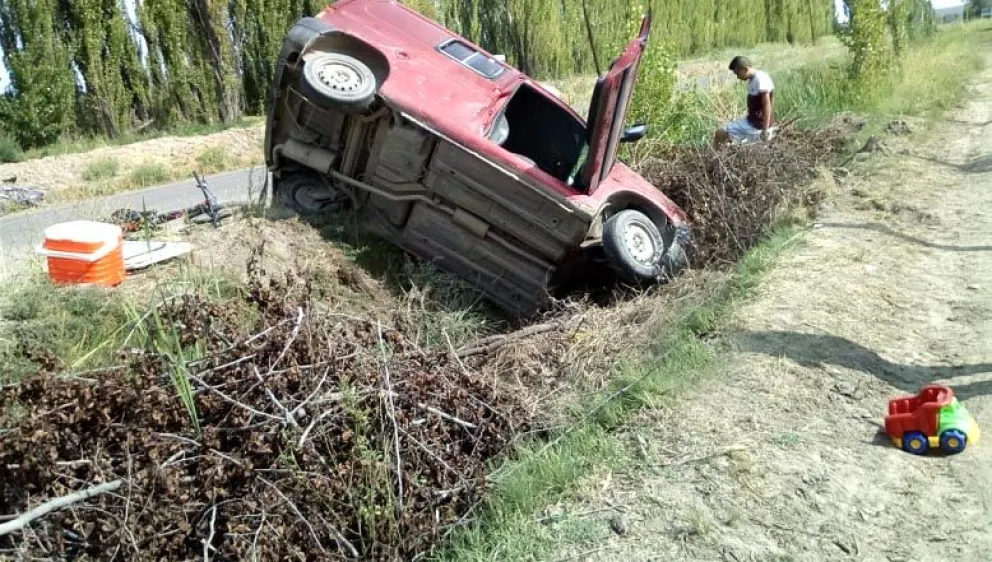 Se les reventó un neumático y volcaron en Villa Regina