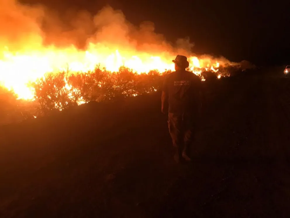 Guardia Mitre: siguen las tareas para extinguir el fuego