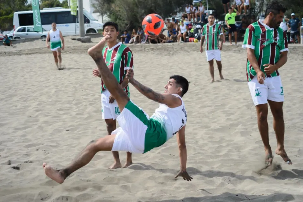Se puso en marcha el fútbol playa en El Cóndor