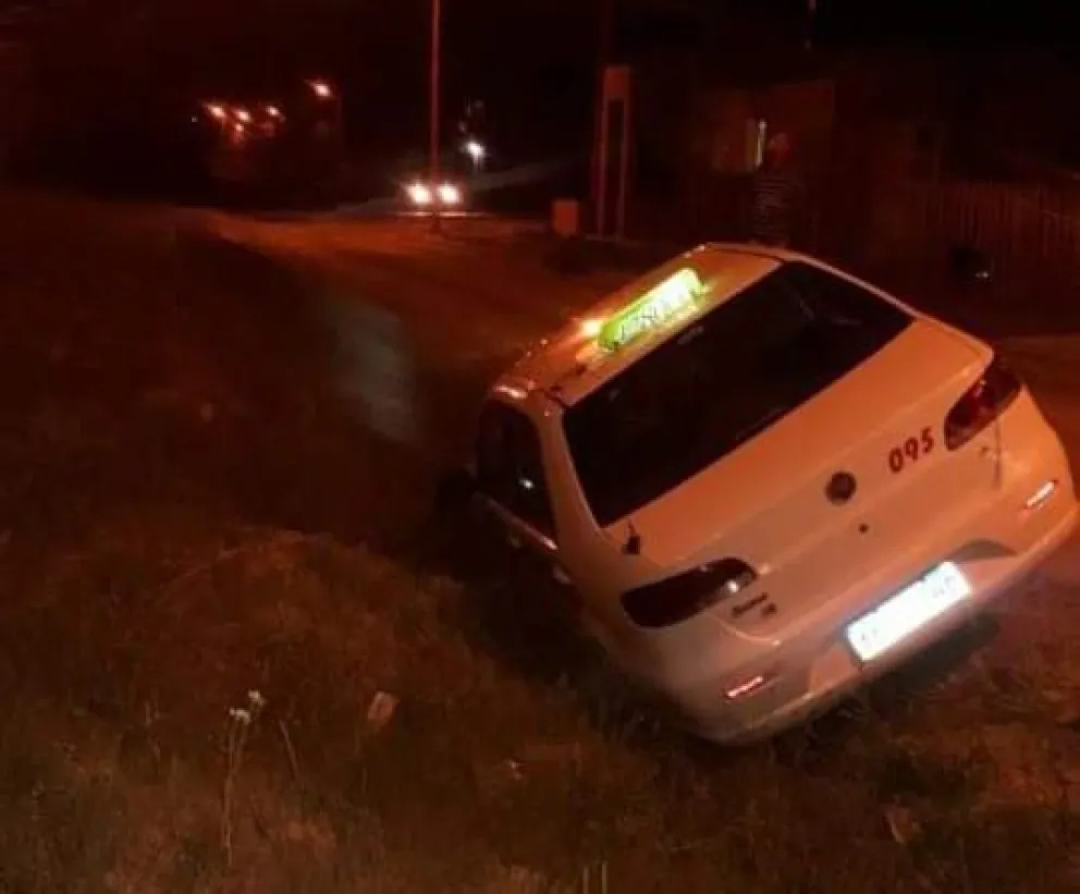 Un taxi terminó adentro de un canal