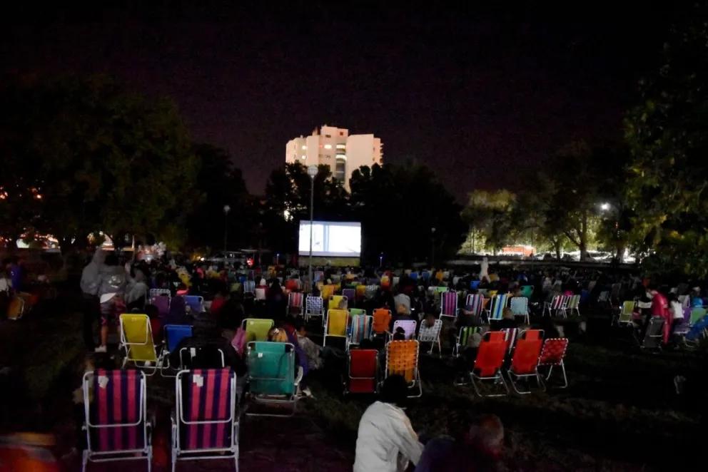 Familias disfrutaron de una noche de cine