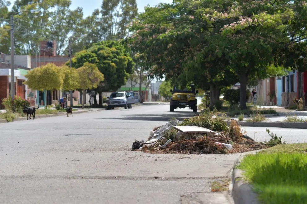 Malestar de vecinos por montículos de basura